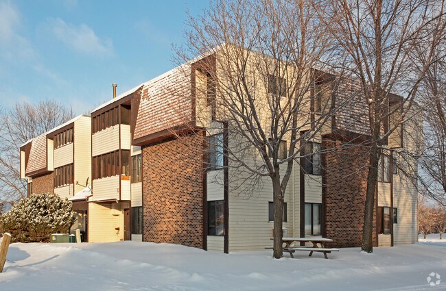 Primary Photo - Sunwood Apartments