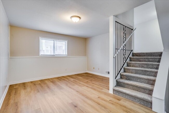 Building Photo - Tri-level Townhome