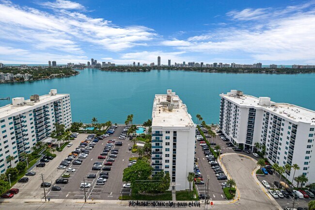 Building Photo - 7501 E Treasure Dr