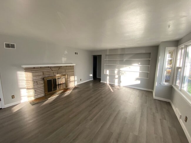 Building Photo - Don't Miss out! New Listing Available Now!...