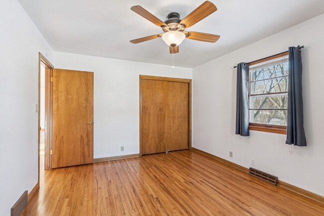 Building Photo - 3032 W 9th St