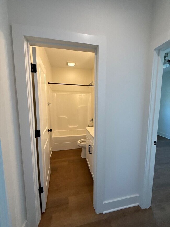 Building Photo - 3014 N Chamberlain Ave