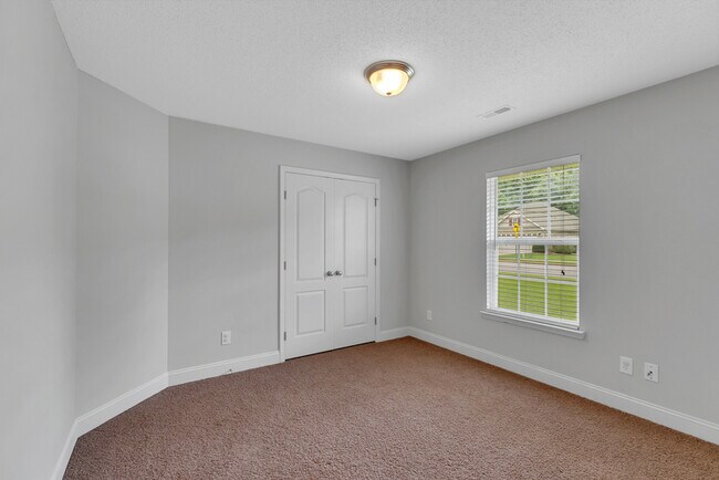Building Photo - 211 High Green Dr