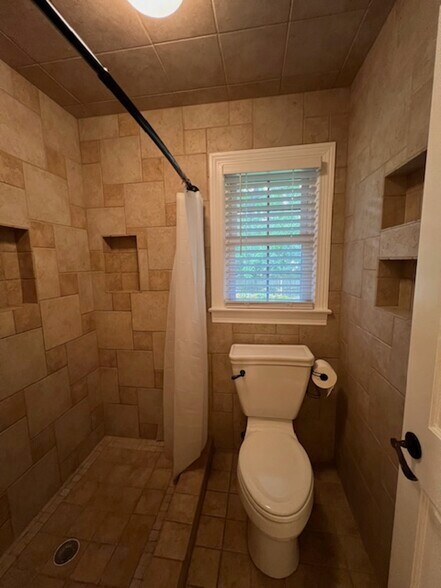Main bedroom bath - 1125 Clapper Ct