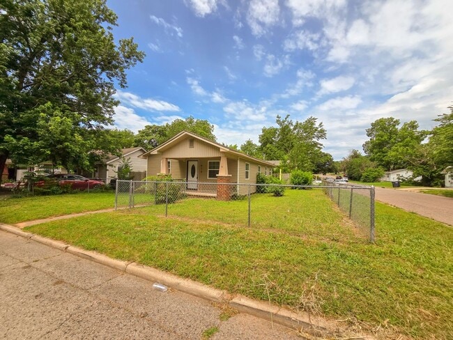 Building Photo - 3 Bedroom, 1 Bath Home in Shawnee!