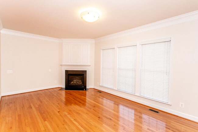Building Photo - 2443 Huntington Park Dr