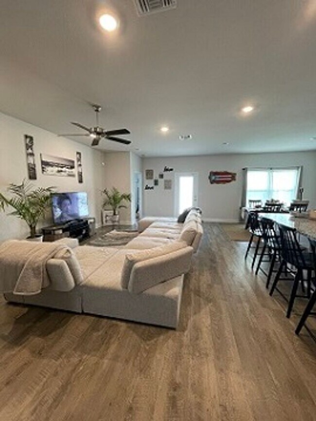 Building Photo - Bridge Harbor!  4 bedroom 2 bath home with...