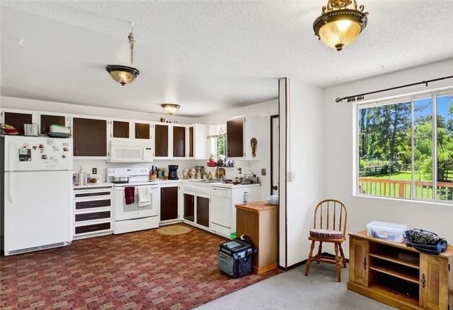 Building Photo - $1000 off first month rent w/ 12-month lea...