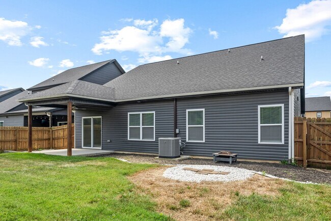 Building Photo - Pet Friendly Three Bedroom with Bonus!