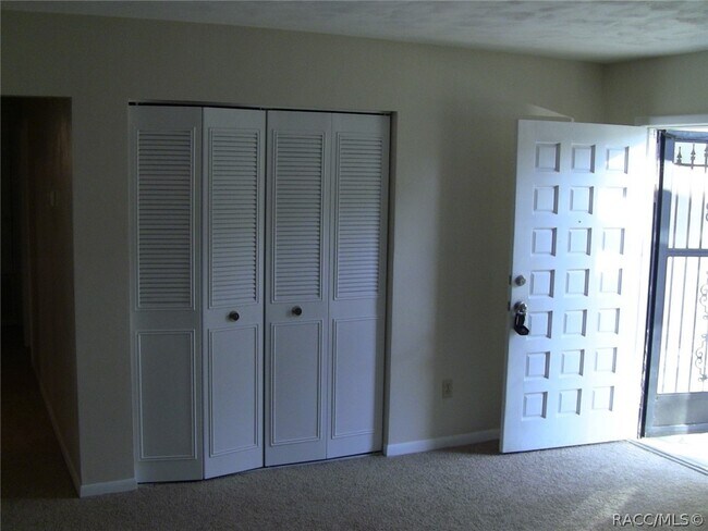 Building Photo - 9081 N Golfview Dr