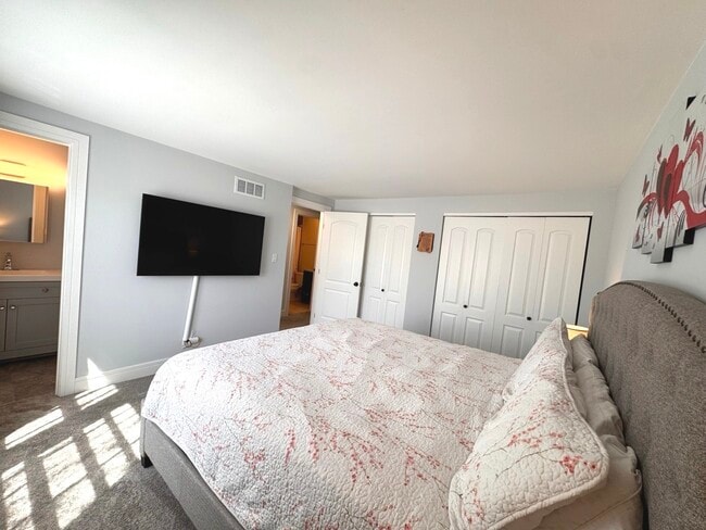 Building Photo - 2210 Clifton Pl