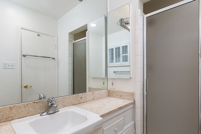 Building Photo - Spacious 2BR on Millionaire's Row!