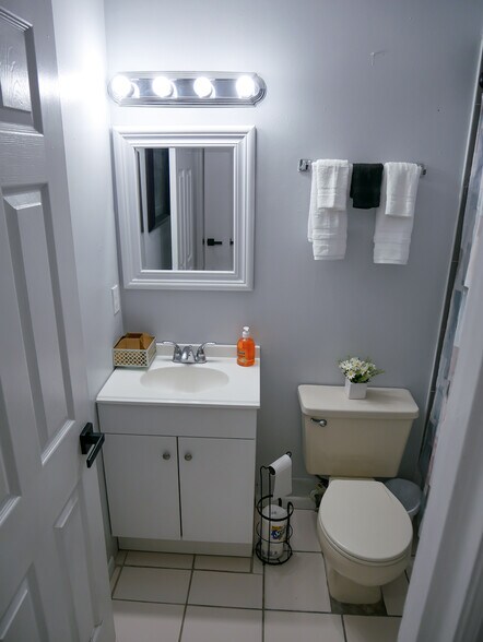 Building Photo - 1453 Hendren Dr