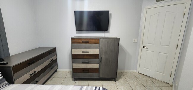 Building Photo - Pink 45th