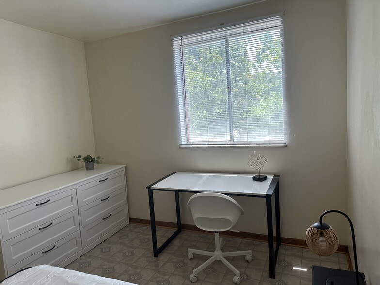 Building Photo - 10 Oakland Sq