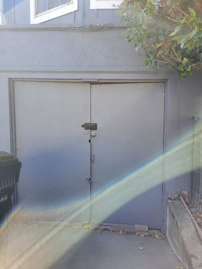 Building Photo - Adorable Downtown Duplex / 2 Bedroom 1 Bath