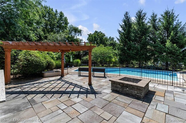 Building Photo - 3015 High Pointe Ct