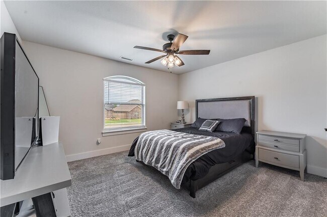 Building Photo - 707 W Jillian St