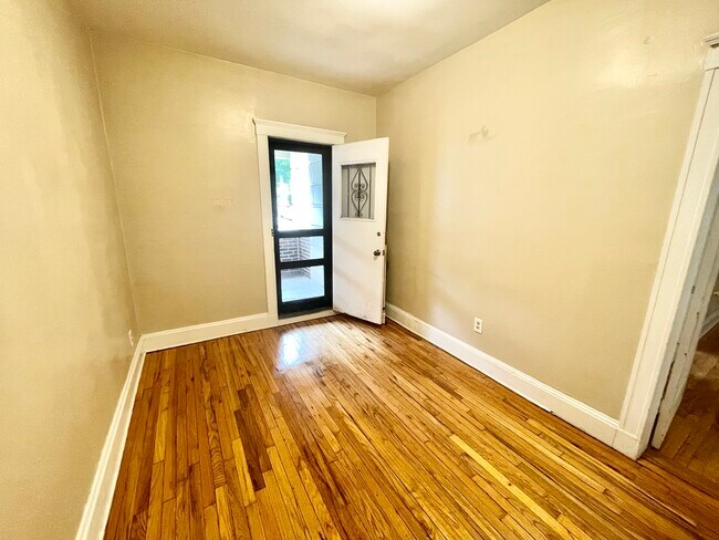 Building Photo - 2035 Commonwealth Ave