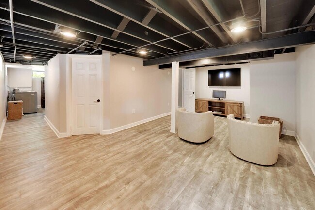 Building Photo - 810 S Jackson St