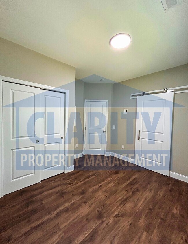 Building Photo - Two-bedroom Townhome!