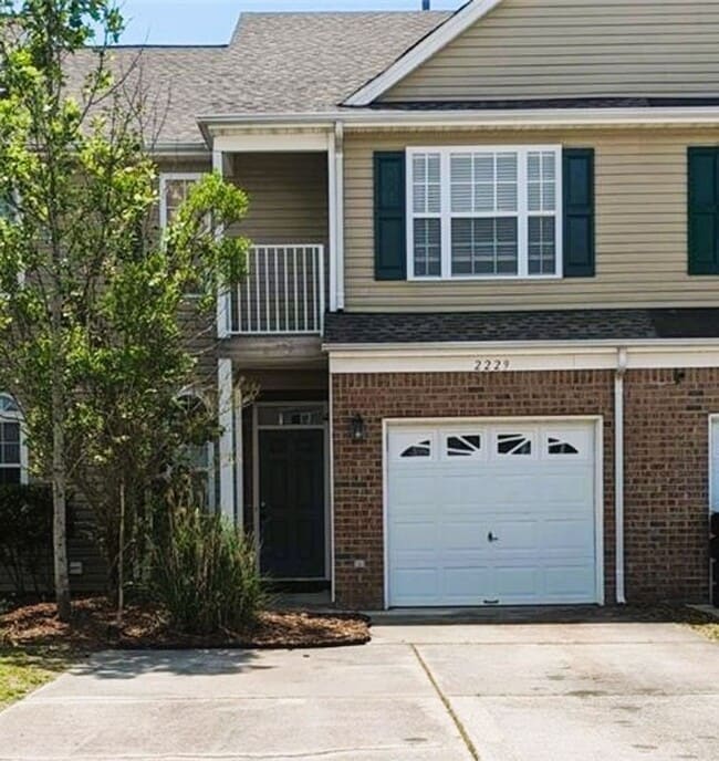 Building Photo - Woodbridge Pointe