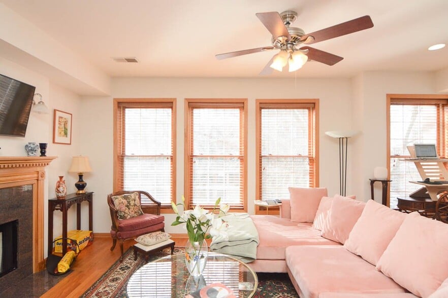 Building Photo - 934 W Leland Ave