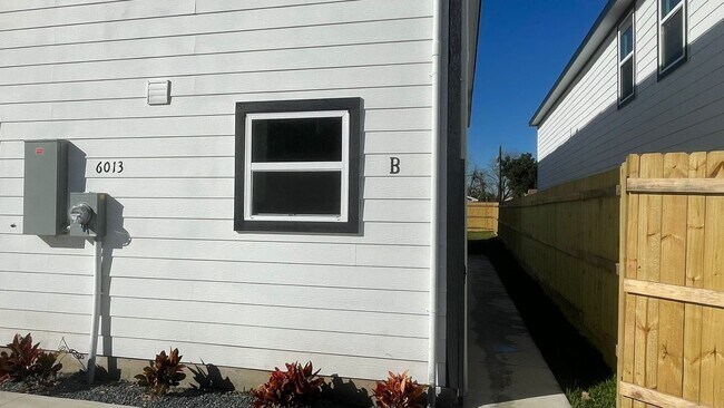 Building Photo - Beautiful house, perfect for families!!