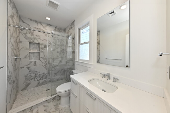 Building Photo - 62 Elm St