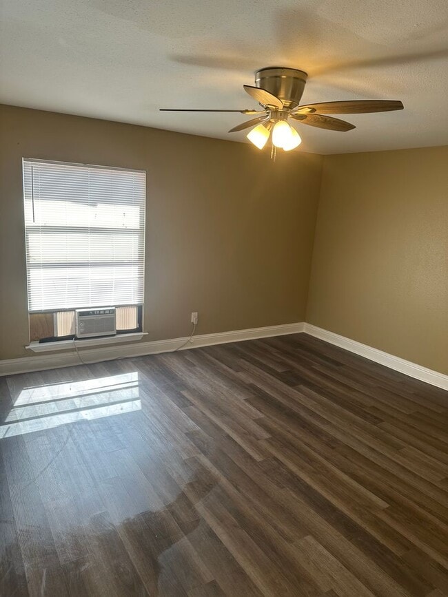 Building Photo - 3 Bedroom 2.5 Bath Townhouse