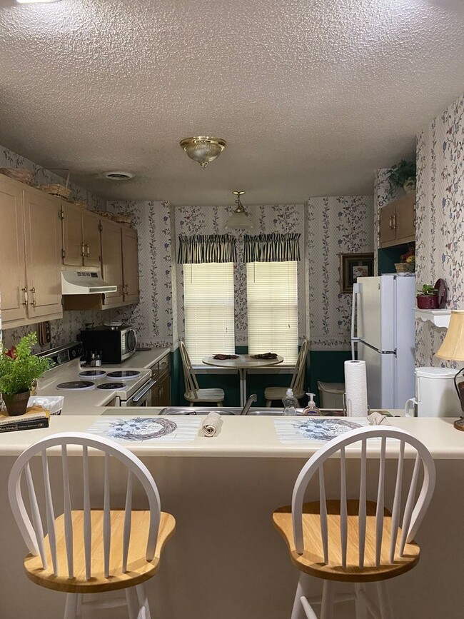 Building Photo - Furnished 2 Bedroom 1.5 Bath townhouse, Mo...
