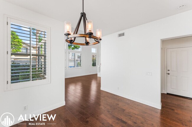 Building Photo - Beautiful 3 Bedroom, 2.5 Bathroom Home in the Heart of Tustin Ranch