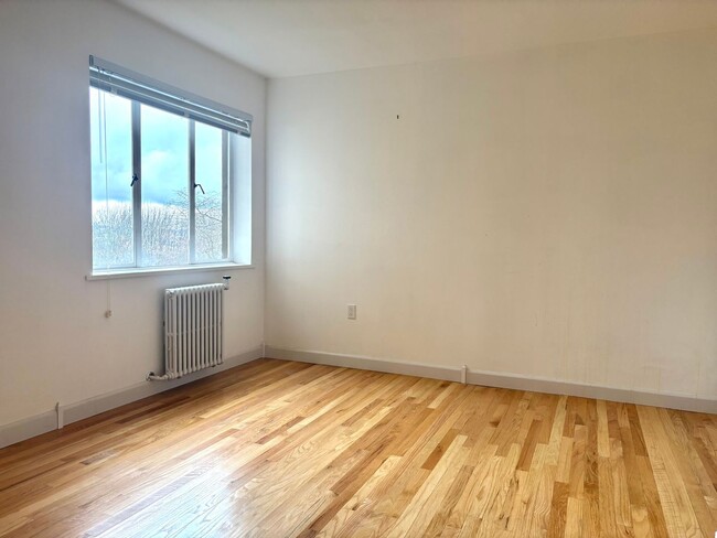 Building Photo - Spacious East Queen Anne 1 Bedroom Condo f...