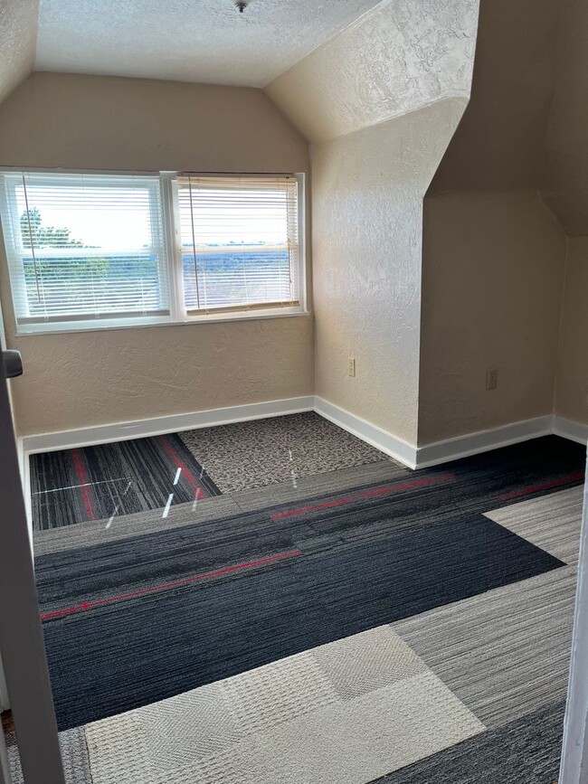 Building Photo - Carrick NEW 4 bedroom apartment. Section 8...