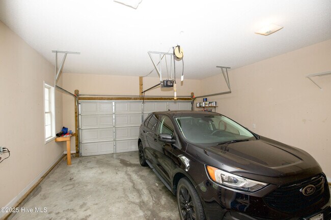 Building Photo - 110 Willow Creek Ln