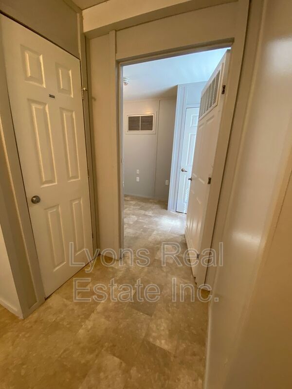 Building Photo - 8086 Heck Dr