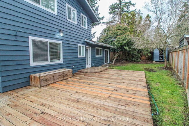 Building Photo - Charming, Well Maintained 4 Bedroom, 2.5 Bathroom Bothell Area Home in Northshore S.D. Spacious F...