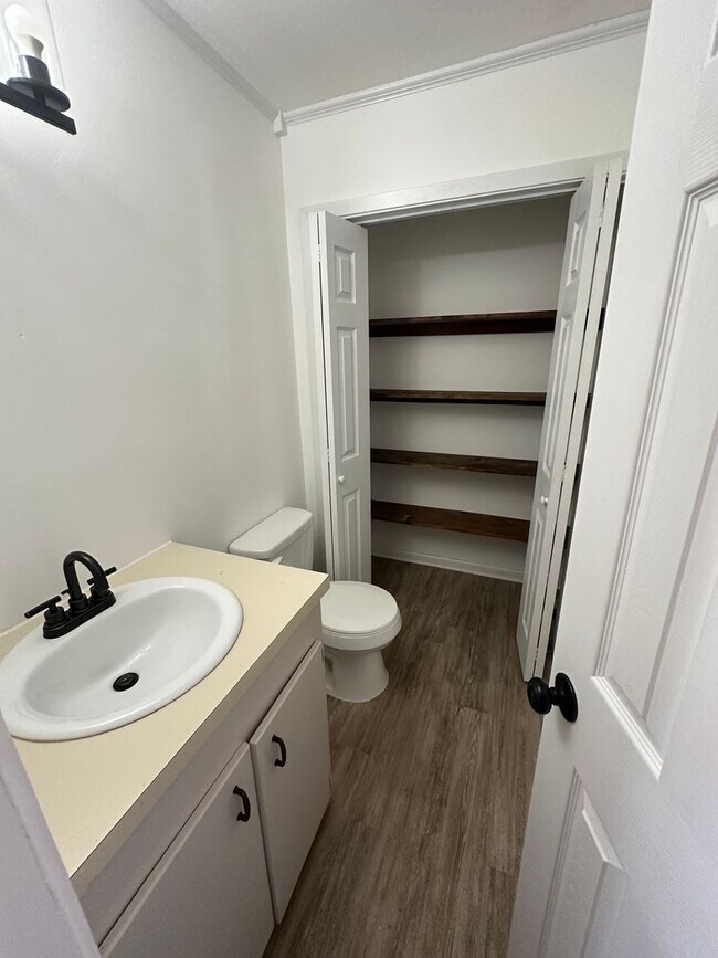 Building Photo - Updated 3 Bedroom 1.5 Bath Home in Gray