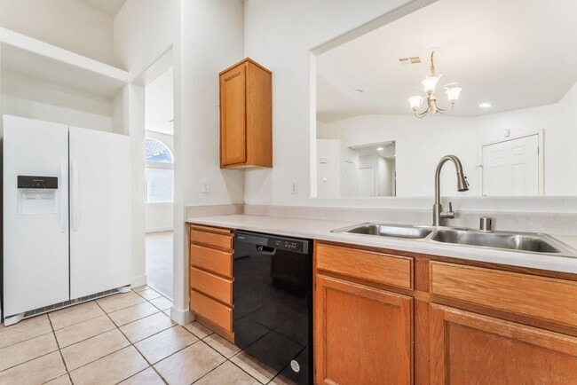 Building Photo - Charming Single-Story Living with Spacious Comfort!