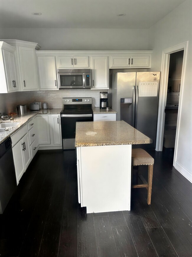 Building Photo - 9702 Hazelwood Ave