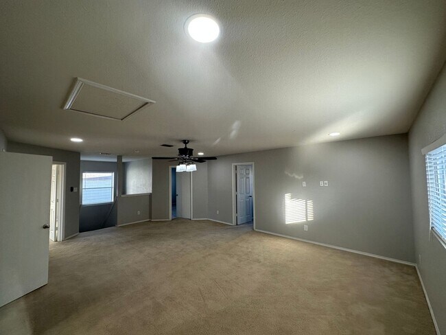 Building Photo - Beautiful Home in Stone Oak!