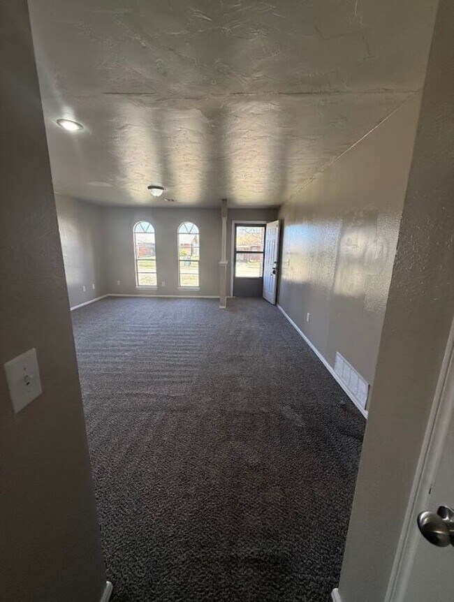 Building Photo - Beautiful, spacious home in Del City!