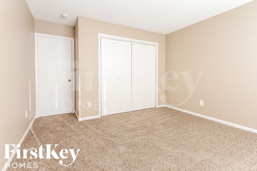 Building Photo - 1820 Long Lake Dr