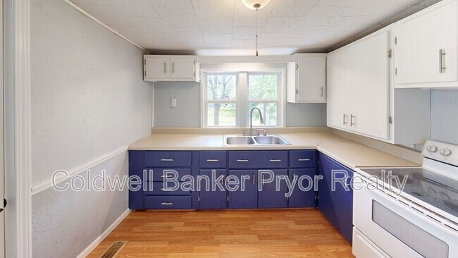 Building Photo - 210 6th St