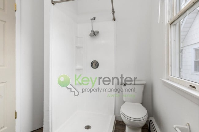 Building Photo - Spacious 3-Bed, 2-Bath First-Floor Unit wi...
