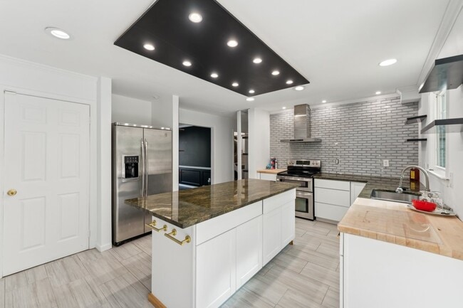 Building Photo - Charming 4 bedroom 3 bathroomSingle-Family Home for Rent! Discover your dream home with this stun...