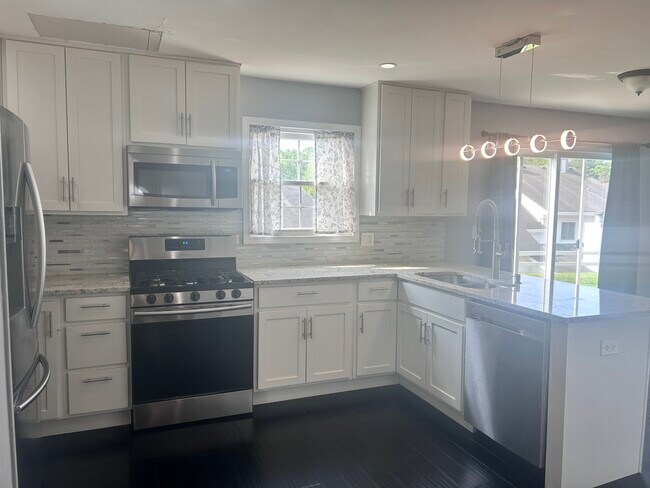 Building Photo - 646 White Ct