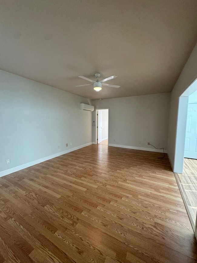 Building Photo - Spacious downstairs apartment near the fro...