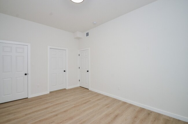 Building Photo - 405 Clearwater St
