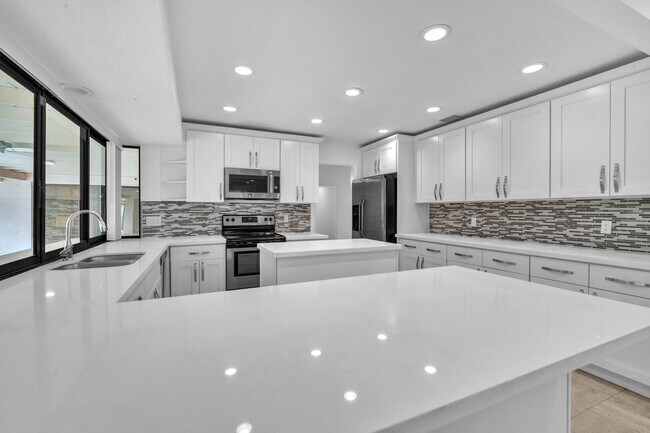 Building Photo - 6878 Entrada Pl